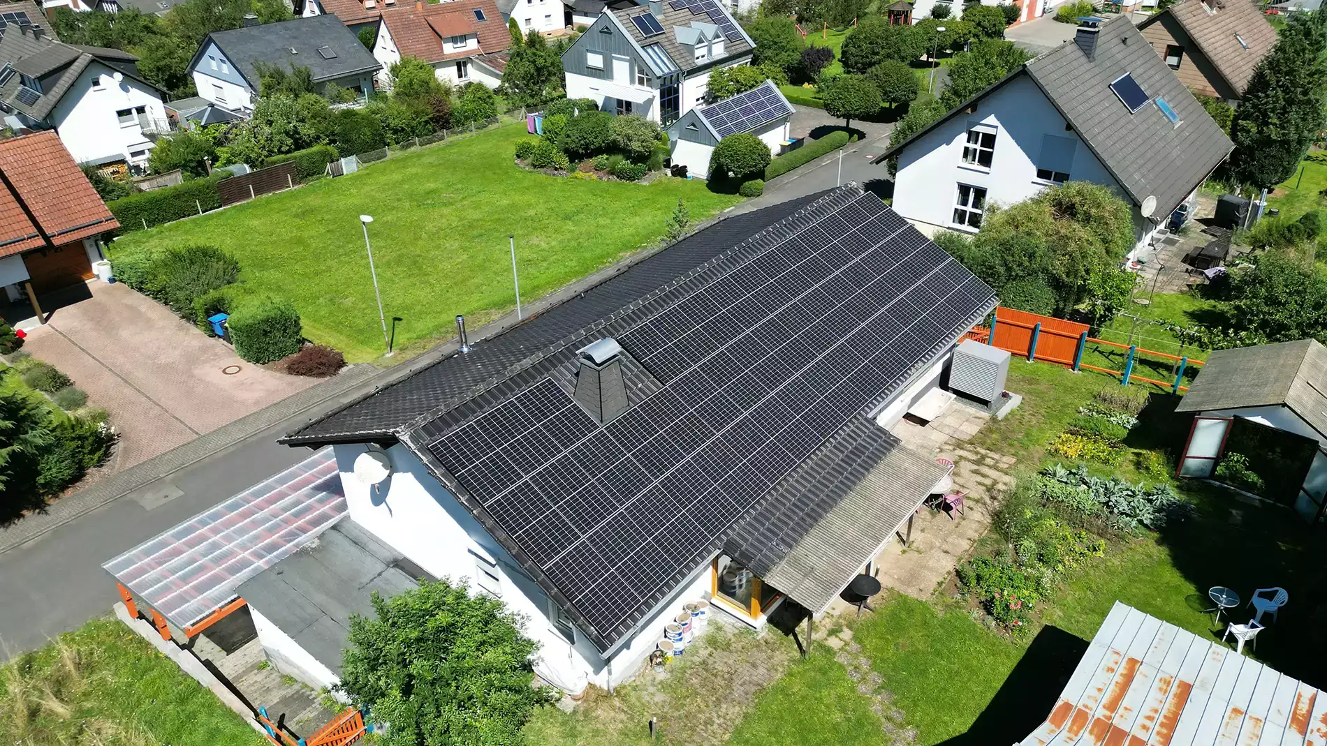 Große Solaranlage auf einem Dach in Herborn-Amdorf